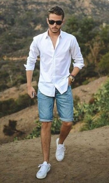 شلوارک جین آبی،پیراهن کژوال سفید،کفش های اسپرت سفید و عینک آفتابی برای استایل روزمره