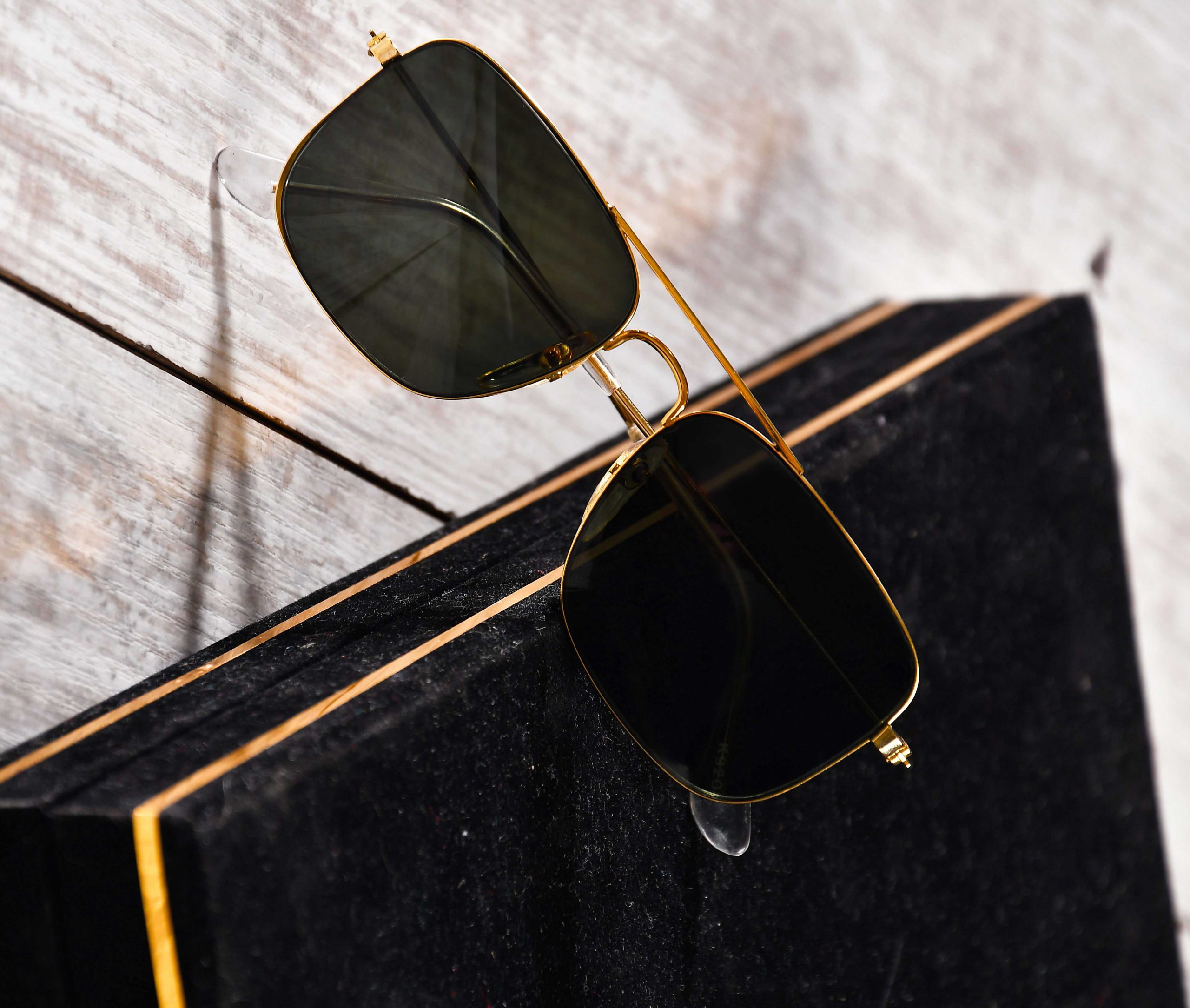 عینک آفتابی شیشه مشکی یو وی دار 400 فریم طلایی فلزی طرح جدید مد روز 