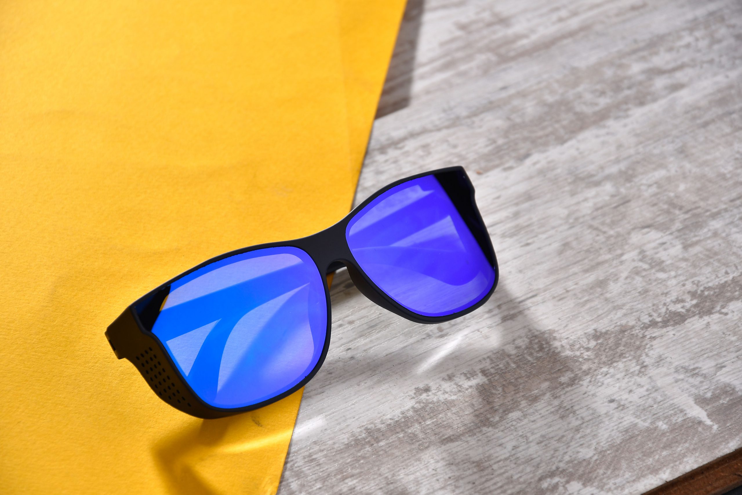 عینک آفتابی طرح فریم کائوچویی شیشه آبی