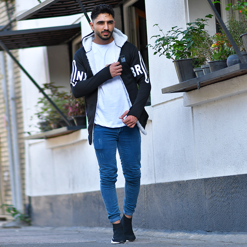 شنل هودی مشکی مردانه طرحدار با خز سفید مدل آستین انگشتی فینگر طرح لانگ بلند