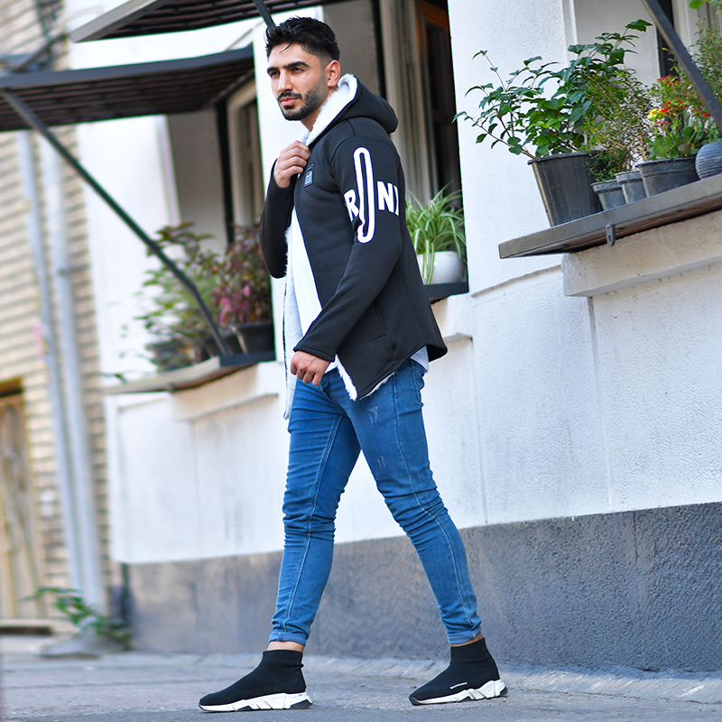 شنل هودی مشکی مردانه طرحدار با خز سفید مدل آستین انگشتی فینگر طرح لانگ بلند