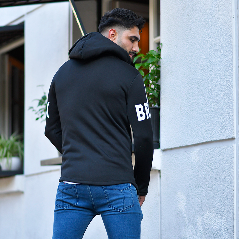 شنل هودی مشکی مردانه طرحدار با خز سفید مدل آستین انگشتی فینگر طرح لانگ بلند