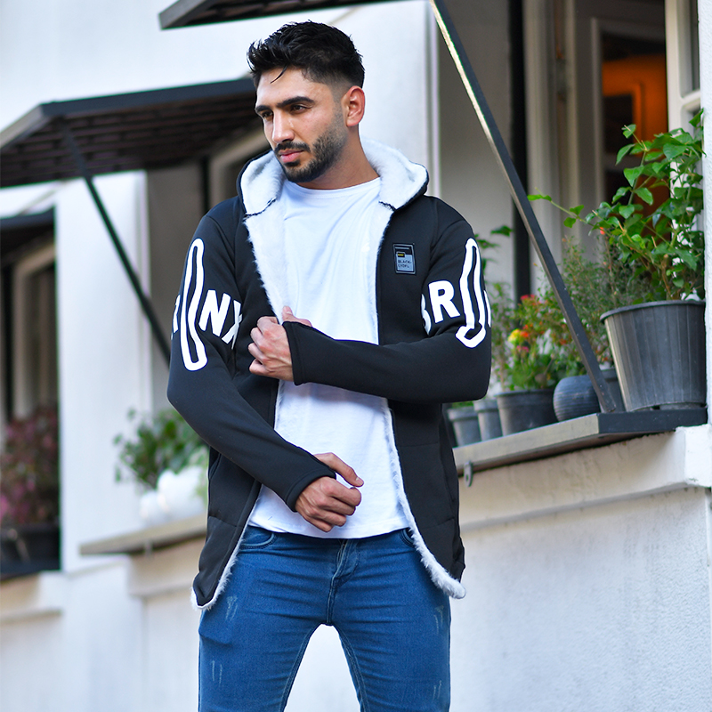 شنل هودی مشکی مردانه طرحدار با خز سفید مدل آستین انگشتی فینگر طرح لانگ بلند