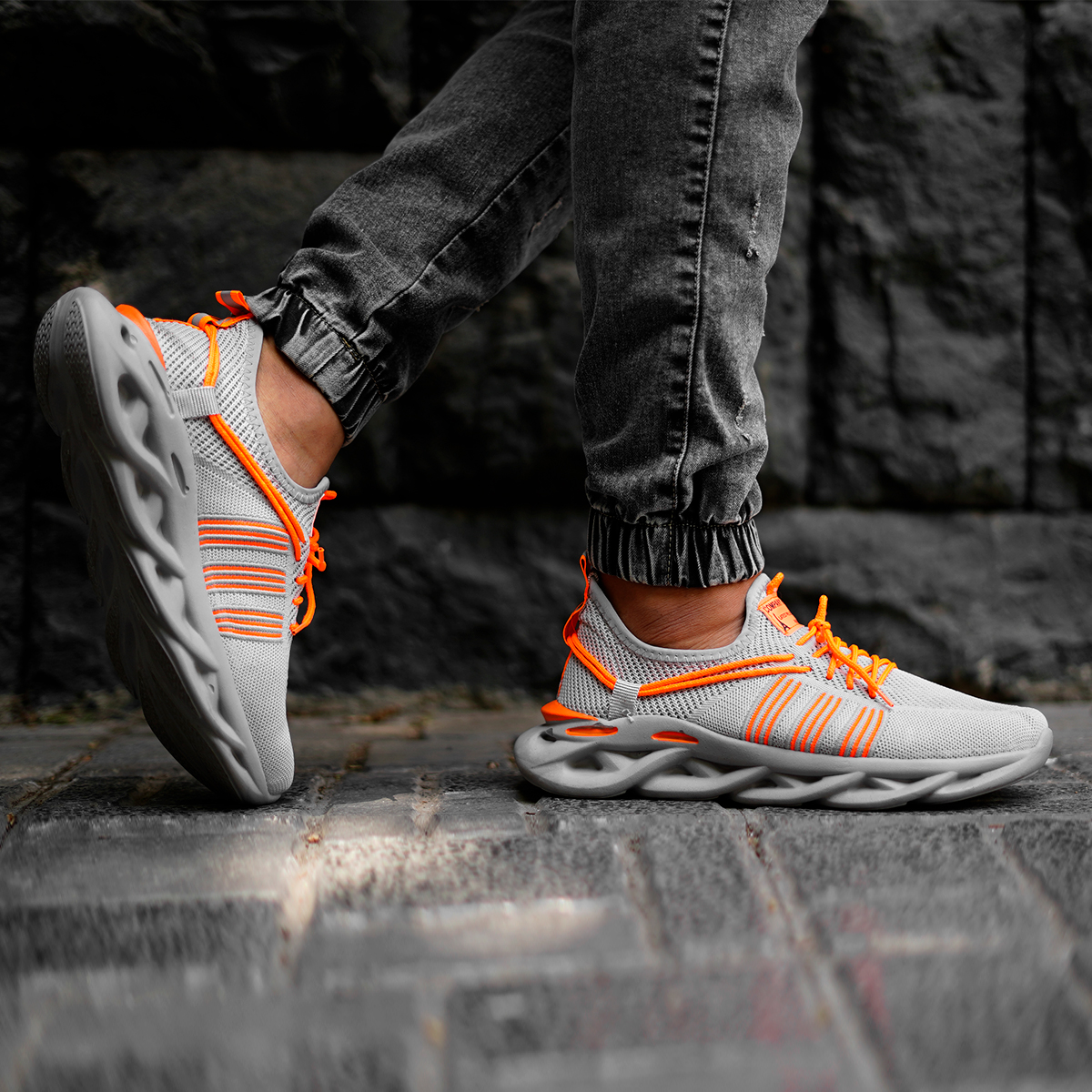 خرید اینترنتی کفش کتانی مردانه طوسی رویه بافت ورزشی جدید