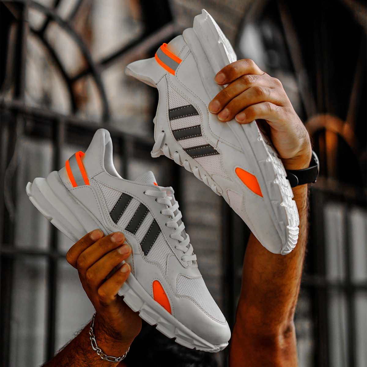 خرید اینترنتی کفش کتانی سفید اسپرت آدیداس ترکیب نارنجی جدید است